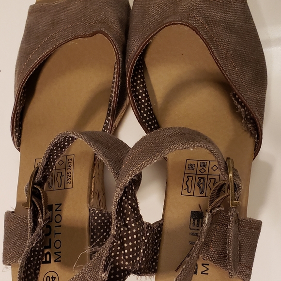 Blue Motion Wedge Sandals - Picture 5 of 6